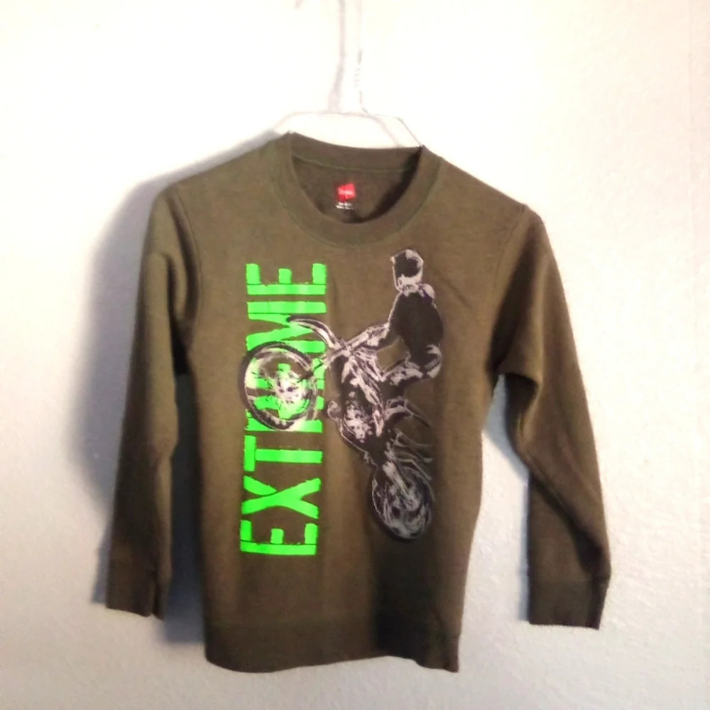 Hanes Sweater size medium ( Bag U )